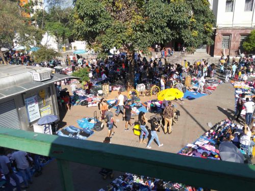 路上で衣料雑貨を販売するひとびとであふれ返るブラス駅前の広場