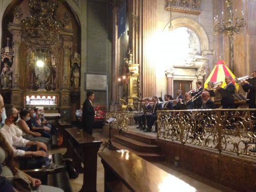 コブラ・サン・ジョルディ楽団。9月24日メルセ寺院にて。