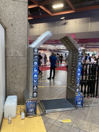 消毒液のミストが出てくるゲート