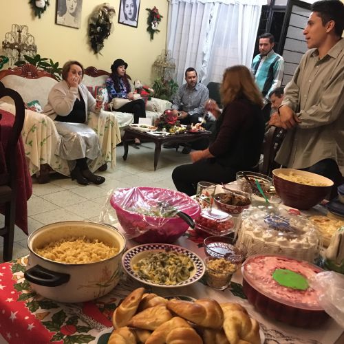 めいめいに料理を持ち寄って家族が集まります