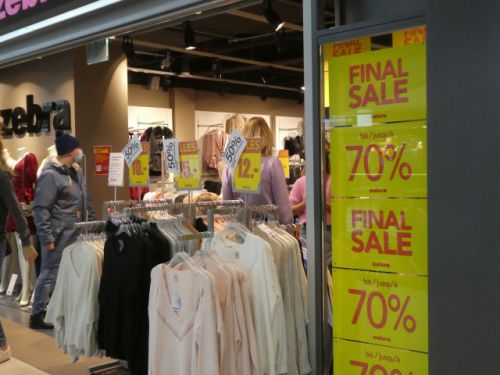 ショッピングモールは、店舗が一時閉鎖となる直前の週末、一斉に大幅値引き