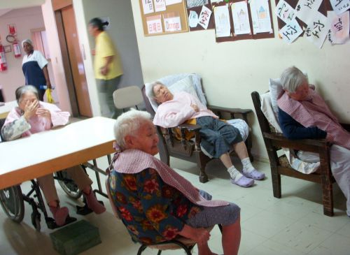 サントス厚生ホームで過ごす高齢者（パンデミックの前）