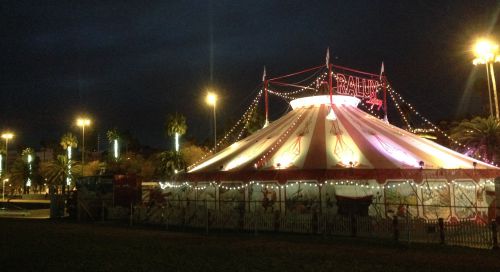 横から見たサーカスの建物、昔ながらの伝統を維持している。