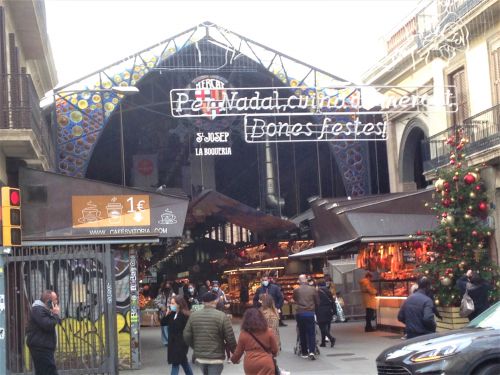 13世紀から存在する、活気ある市場ボケリアの本来の姿を感じさせた年初め