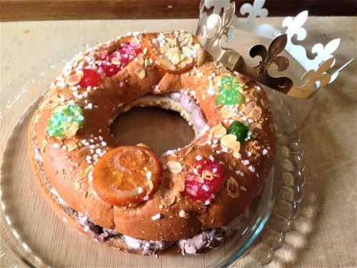 フルーツ、ナッツなどが飾りに付いて子供たちが喜びそうな鮮やかさ