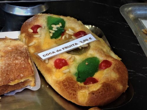 お菓子屋さんには、お一人さま用になりそうなモノもありました！