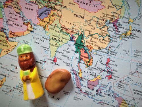 キリスト生誕の贈り物を東方から持ってきた三賢者のフィギュアとそら豆