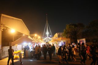 屋台街が並ぶ大港橋前