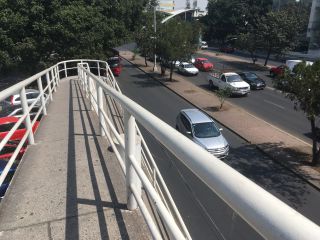 自転車やバイクも通れるように坂道になっています