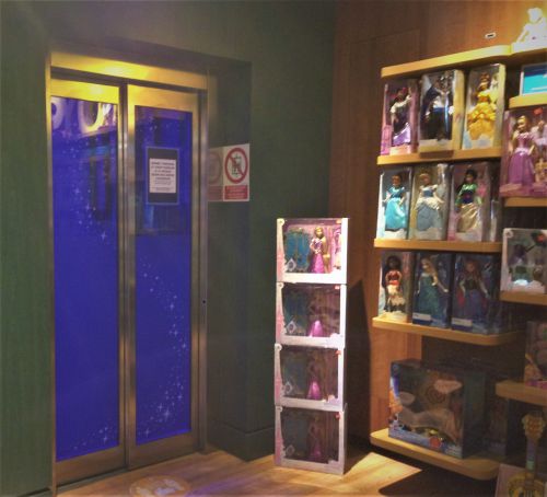 星を散りばめた夜空のイメージを彷彿させるエレベーター
