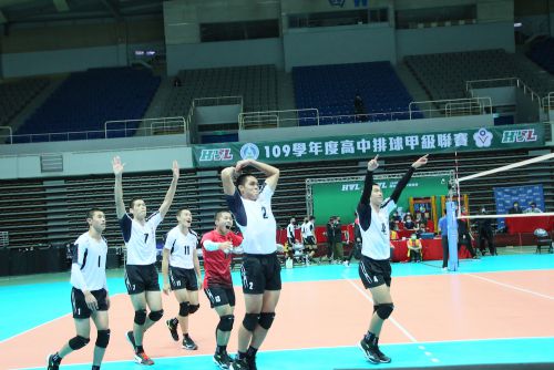 第４セットをとり、応援席に声援を促す内湖高中の選手たち