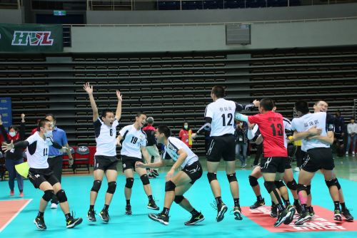 決勝進出が決まり、喜ぶ内湖高中の選手たち