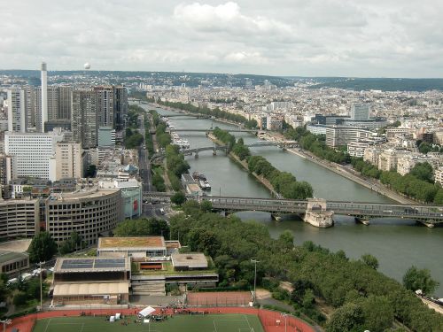 セーヌ河を中心に左が１５区、右に高級住宅街の１６区が一望だ