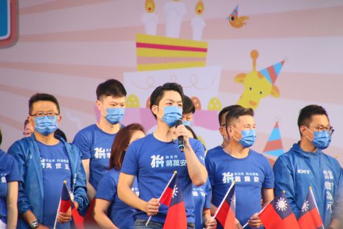 来場者に向けて演説する蔣萬安立法委員(マイクを持つ男性)