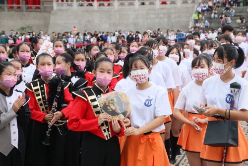 京都橘高校(右)と曉明女中(左)の代表者による記念品贈呈