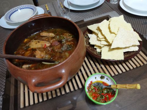 土鍋に盛り付けられたダモリーダとベイジュー(せんべい状の食べ物)