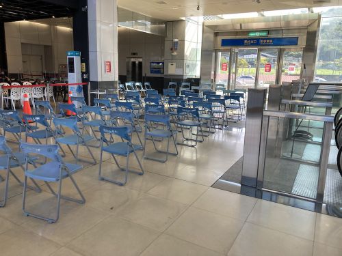 南港駅の臨時接種会場に設けられた待機場