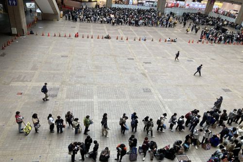 会場内のブースに並ぶ人たち(2月10日午後撮影)
