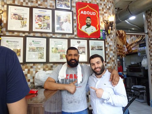 店主のアブドゥさん(左)とシリア出身の友人アブドゥルさん