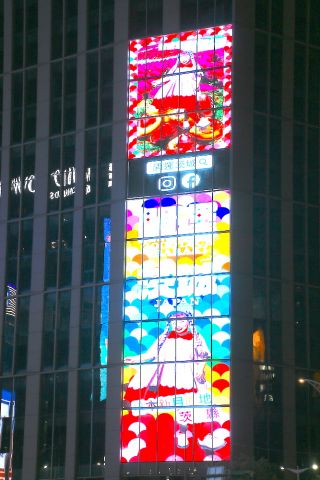 MRT西門駅の入口とバス停が集まる交差点のビルにも茨城が
