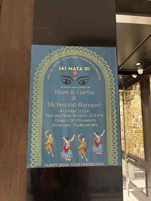 ムンバイは高層アパート(日本でいう高層マンション)が多いのですが、各アパートでもナブラトリのお祝いイベントが執り行われます