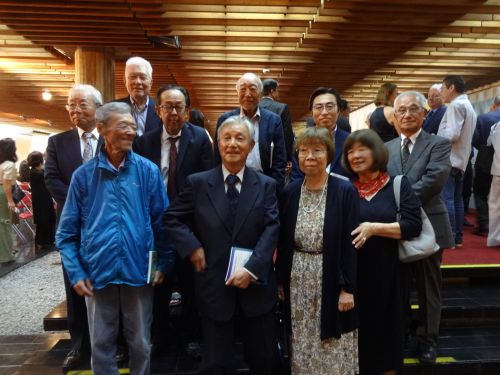 飯崎さんと今回の受賞でお祝いに駆けつけた人々