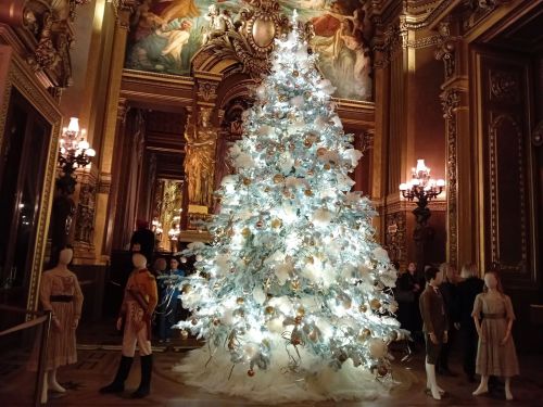 パリ・オペラ座の館内に飾られたクリスマスツリー。2024年12月12日撮影