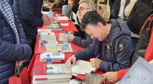 自分の著書にサインするラモン・ジェネ氏ら
