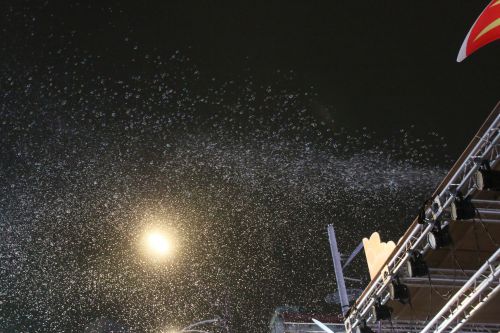 出口６の屋根から噴出されたシャボン玉