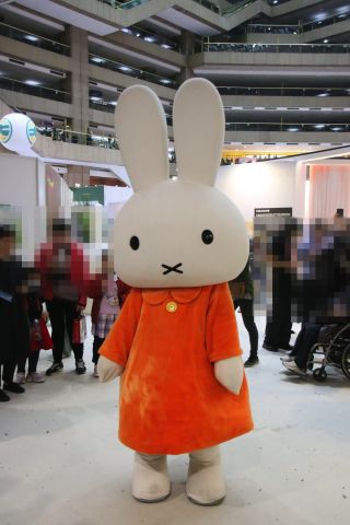 着ぐるみのミッフィー