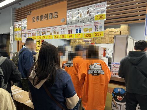 1階席コンコースに設けられた売店より