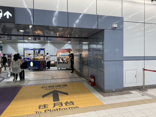 駅の入り近くに設けられた売店(4月13日撮影)