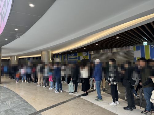 記念グッズ売り場へつながる長い列