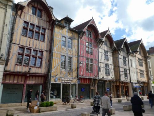 トロワの旧市街で見られる、カラフルで可愛らしい建物たち