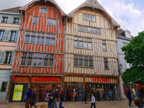 フランスのスーパー「モノプリ(Monoprix)」も、歴史的な建物内にあったため、見つけられずに通り過ぎてしまいました(笑)