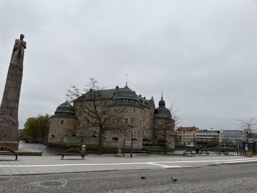 拠点の街Örebroのシンボル、エールブロー城