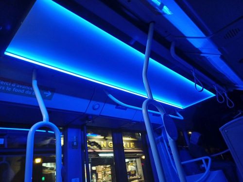 パリ市内を走るバスの車内のLEDから発せられる青色光。撮影２０２５年１１月