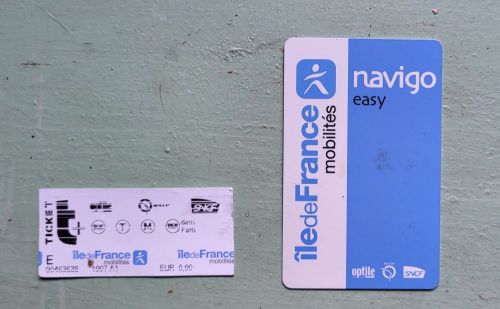 パリの乗車券。紙チケットは今月で販売終了です。今後は右の「ナビゴ」カードのみ