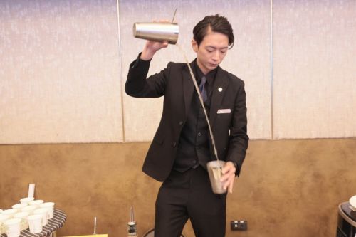 記者会見でもキレッキレの動きでカクテルを作る羅立群マネージャー