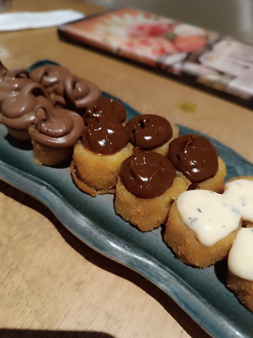 バナナを衣に包んで揚げてクリームを乗せたスシ・ドーセ