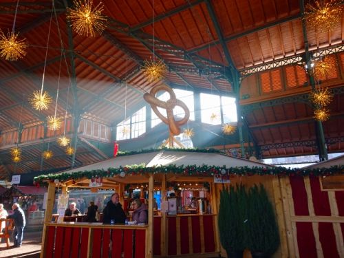 様々な温かい食事が楽しめるフードコートもあります