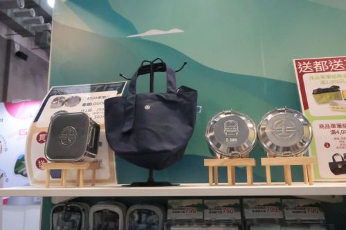 今回販売された弁当箱と弁当箱のキャリーバッグ