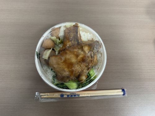 排骨經典便當・１００元（約４９９円）