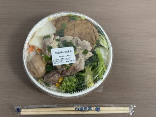 蔥油鹽水雞便當・１２０元（約６００円）