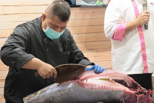 見慣れない包丁でマグロをさばく職人さん