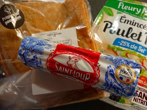 せっかくなので、フランスでクレープやヤギのチーズなど買ってきました!