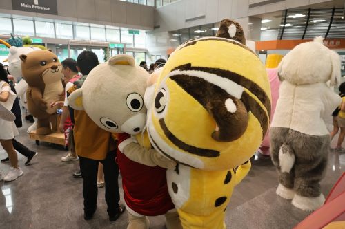 苗栗縣の貓裏ミャオ(マオリーミャオ、右)と新北市の新北小客(シンベイシャオクー、左)