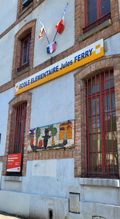 フランスの学校には、必ずと言っていいほど国旗が掲げられている