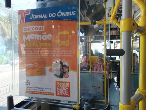 バスの車内に表示された「Mamãe Tarifa Zero(ママ・タリファ・ゼロ)」の案内