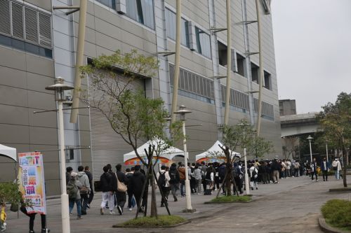 外にも続く長い行列